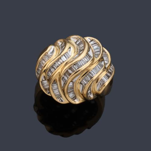  Anillo bombé con bandas curvadas de diamantes talla baguette y trapecio de aprox. 1,65 ct en total.