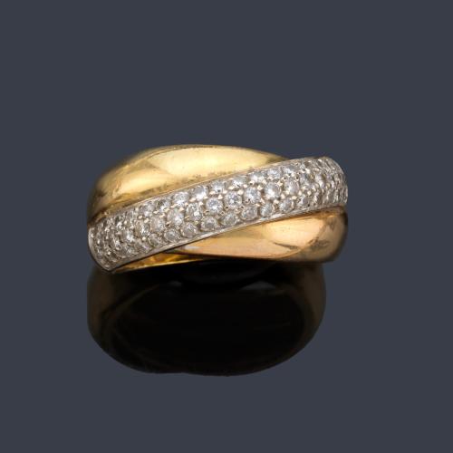  Anillo con banda de brillantes de aprox. 0,70 ct en total en montura de oro bicolor de 18K.