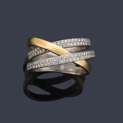  Anillo con bandas cruzadas de brillantes de aprox. 0,55 ct en total en montura de oro bicolor de 18K.
