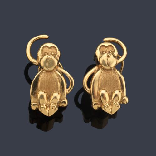 Pendientes cortos con motivo de mono realizado en montura de oro amarillo mate y brillo de 18K.