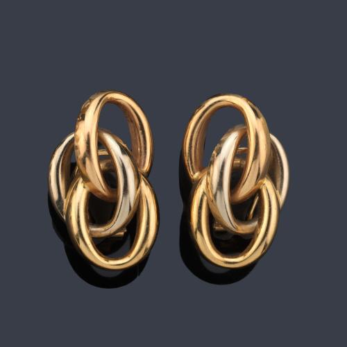 Pendientes cortos con diseño de tres aros entrelazados en oro amarillo, blanco y rosa de 18K.