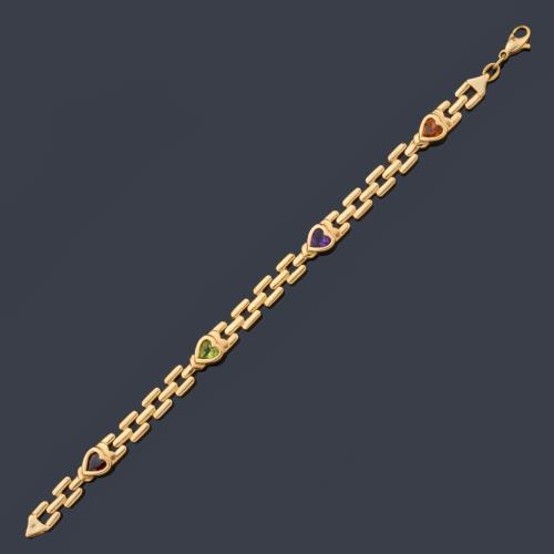 Pulsera con cuatro corazones con peridoto, amatista, granate y citrino, en montura de oro amarillo de 18K.