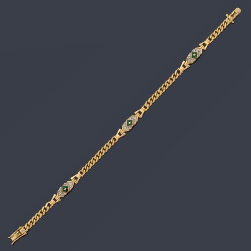 Pulsera con tres motivos con esmeraldas calibradas en montura de oro amarillo de 18K.