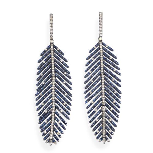 Pendientes con diseño de pluma con bandas de zafiros de aprox. 6,20 ct en total y diamantes talla brillante de aprox. 0,80 ct.