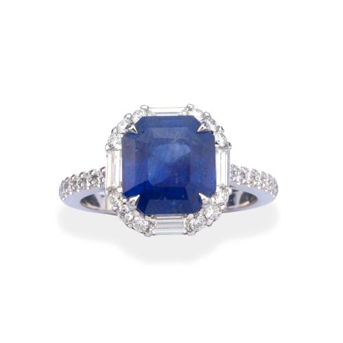  Anillo con zafiro talla 'octogonal' de aprox. 4,00 ct y orla de diamantes talla baguette y brillantes de aprox. 1,26 ct en total. Certificado Bellerophon GemLab.