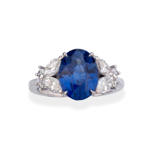  Anillo con zafiro talla oval de aprox. 4,63 ct con diamantes talla marquís y brillantes de aprox. 0,97 ct en total. Certificado Bellerophon Gemlab.