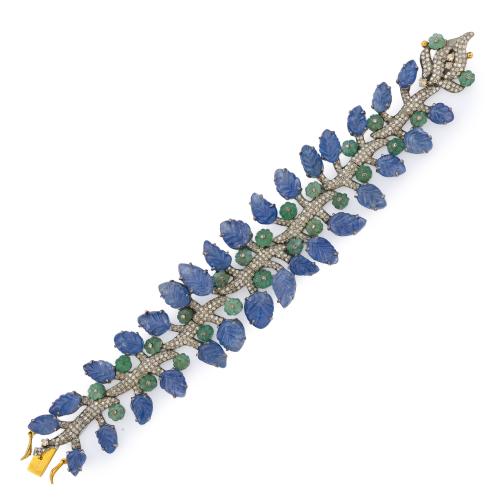 Pulsera articulada con diseño de rama con zafiros tallados en forma de hoja de 89,51 ct y detalles en esmeraldas con forma floral de aprox. 2,07 ct y brillantes al centro de 3,46 ct en total.