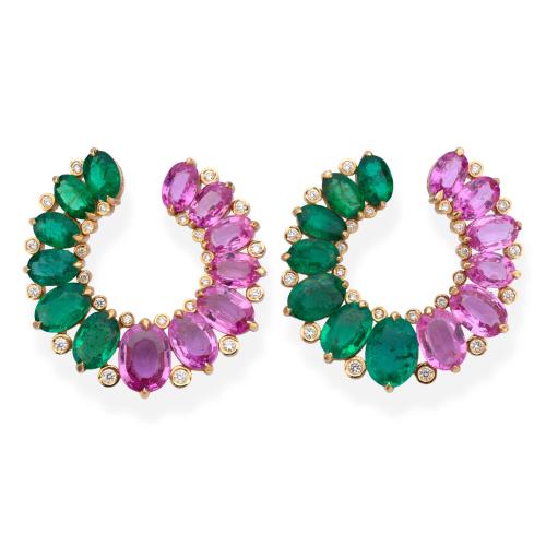  Pendientes tipo criolla con banda de zafiros talla oval de aprox. 8,93 ct y esmeraldas talla oval de aprox. 6,85 ct en total.