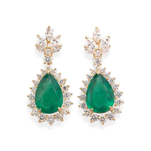  Pendientes largos con pareja de esmeraldas talla perilla de aprox. 9,06 ct con orla de brillantes y copete de diamantes talla marquís de aprox. 3,33 ct en total.