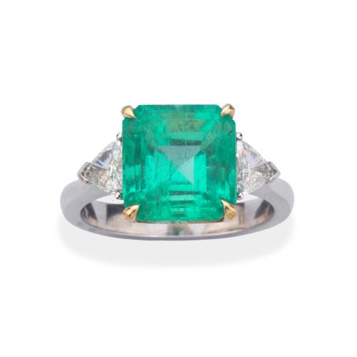  Anillo con esmeralda talla octogonal de aprox. 4,76 ct con pareja de diamantes talla triángulo de aprox. 0,44 ct en total. Certificado Bellerophon Gem Lab.