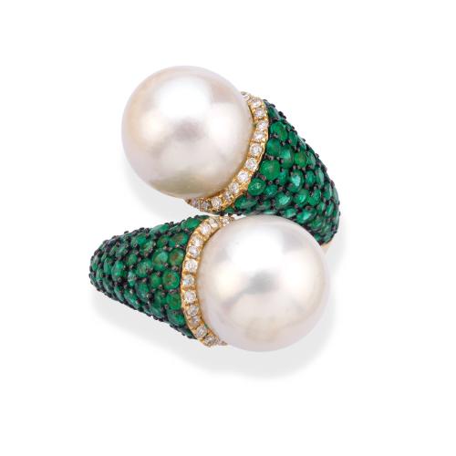  Anillo 'tú y yo' con pareja de perlas australianas de aprox. 13,11 mm y 13,13 mm con pavé de esmeraldas de aprox. 3,34 ct y brillantes de aprox. 0,40 ct en total.