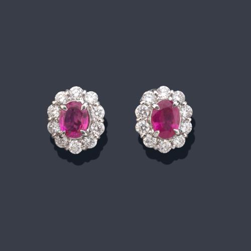 Pendientes cortos con dos rubí talla oval de aprox. 0,64 ct con orla de brillantitos de aprox. 0,44 ct en total.