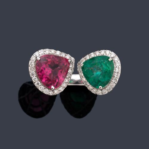  Anillo con esmeralda y rubelita talla pera de aprox. 2,06 ct y 2,98 ct respectivamente con orla de brillantes de aprox. 0,69 ct en total.