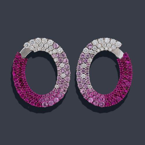  Pendientes tipo criolla con pavé de zafiros rosas en degradado de color de aprox. 7,70 ct en total y brillantes de aprox. 2,00 ct.