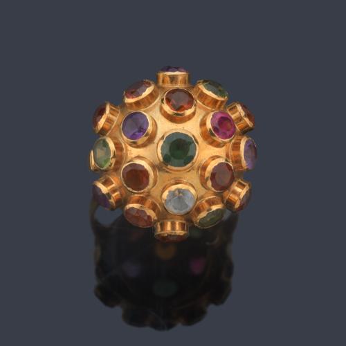  Anillo bombé con gemas de color en montura de oro amarillo de 18K. Años '70.
