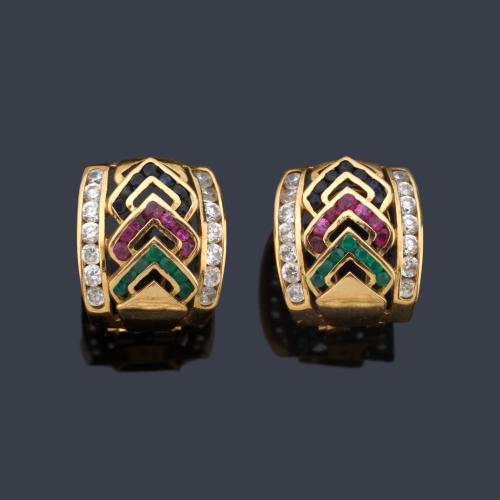 Pendientes tipo criolla con diseño frontal en forma de triángulo con zafiros, esmeraldas y rubíes calibrados.
