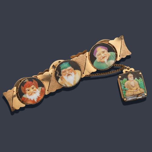  Pulsera con seis botones con Dioses de la Fortuna en porcelana Arita, en montura de oro amarillo de 18K.