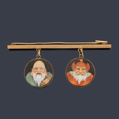  Broche - barrita con dos botones colgantes representando a dos Dioses de la Fortuna en cerámica policromada Arita.