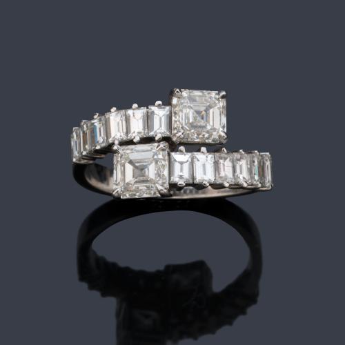  Anillo 'tú y yo' con dos diamantes talla carré de aprox. 1,80 ct y doble banda de diamantes talla baguette de aprox. 1,10 ct en total.