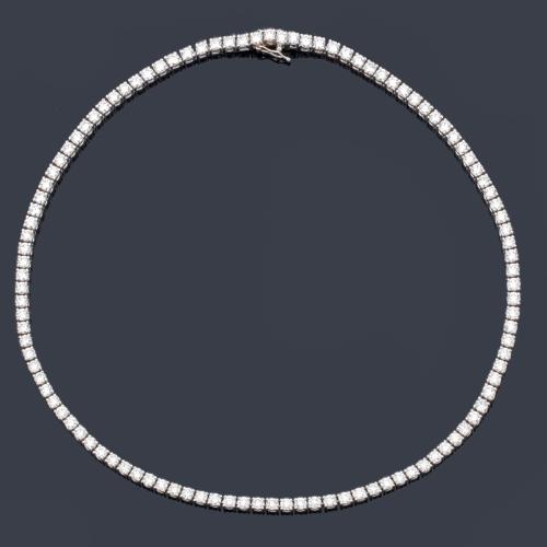  Collar rivière con brillantes de aprox. 17,38 ct en total.
