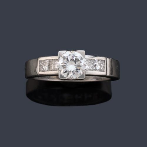  Anillo con brillante central de aprox. 0,73 ct y diamantes talla princesa de aprox. 0,41 ct en total.