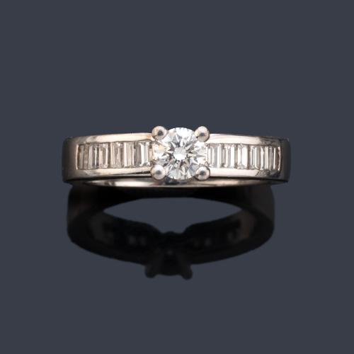  Anillo con brillante central de aprox. 0,40 ct con banda de diamantes talla baguette de aprox. 1,00 ct en total.