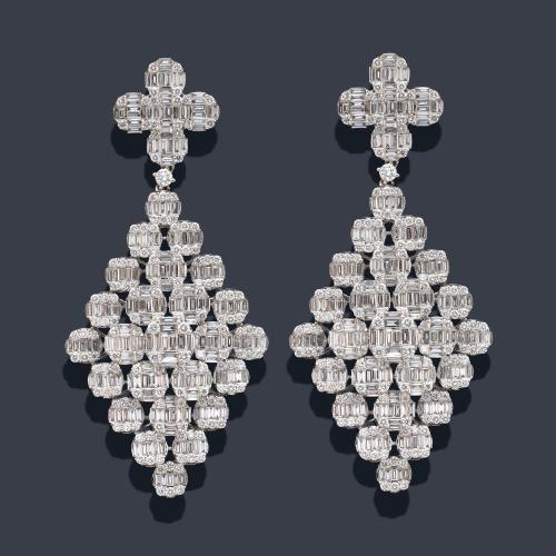  Pendientes largos con diamantes talla brillantes y baguette de aprox. 8,63 ct en total.