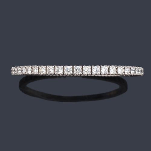 Pulsera rivière elástica con banda de brillantes de aprox. 8,17 ct en total.