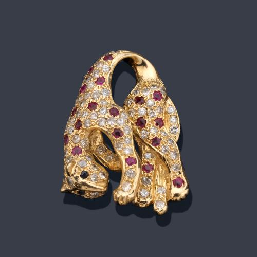 Colgante en forma de pantera con rubíes talla redonda y brillantes sobre montura de oro amarillo de 18K.