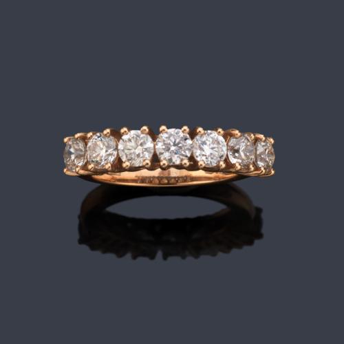 Media alianza con banda de brillantes de aprox. 2,18 ct en total.