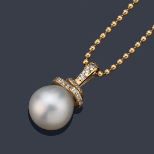 Colgante con perla australiana de aprox. 14,65 mm con copete de brillantes.