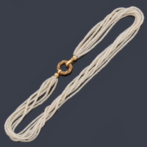  Collar corto con siete hilos de perlitas con cierre en oro amarillo de 18K.