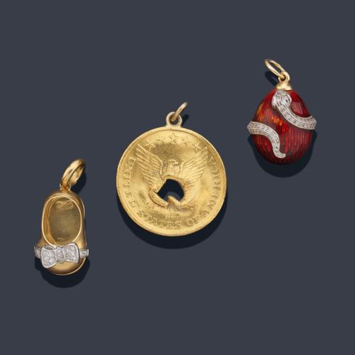  Tres colgantes, una moneda de oro 22K, un zapato con lacito con brillantes y un huevo con esmalte guillochè, en montura de oro amarillo de 18K.