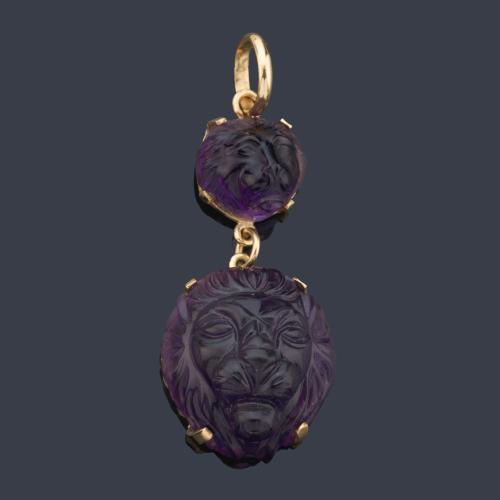  Colgante con cabeza de león tallada en amatista sobre montura de oro amarillo de 18K.