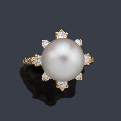  Anillo con perla australiana de aprox. 11,65 mm con orla de brillantes de aprox. 0,43 ct en total.