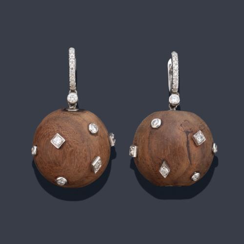 Pendientes largos con motivo esférico de madera con brillantes embutidos con figuras geométricas, en oro blanco de 18K.