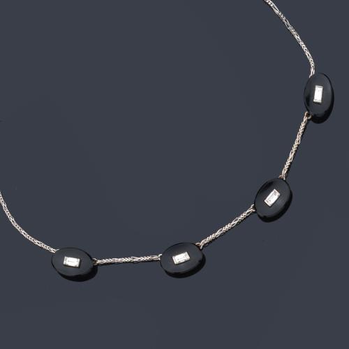  Cadena con cuatro motivos ovalados realizados en ónix y un diamantes talla baguette central.