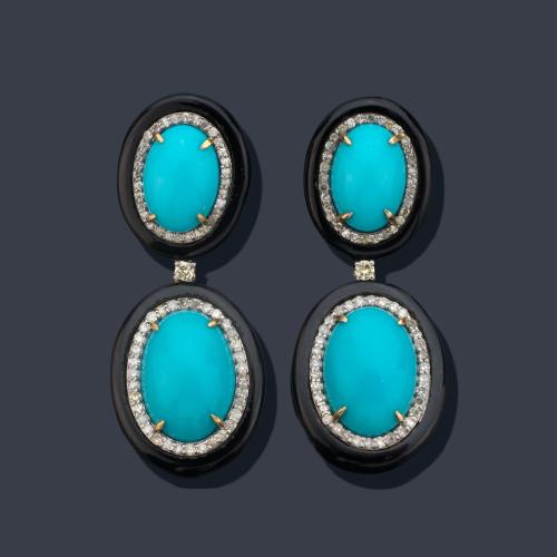  Pendientes largos con turquesas talla cabujón de aprox. 16,33 ct con orla de orla de brillantitos de aprox. 0,97 ct y y pieza ovalada de ónix.