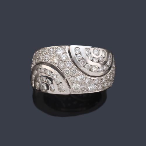  Anillo con pavé de brillantes de aprox. 2,20 ct en total.