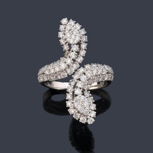  Anillo con doble cabeza de serpiente cuajado de brillantes de aprox. 1,57 ct en total.