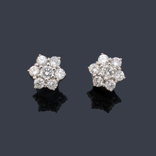 Pendientes con diseño de rosetón de aprox. 1,00 ct en total.