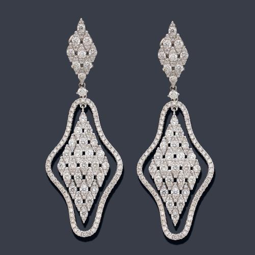  Pendientes largos con brillantes de aprox. 4,43 ct en total.
