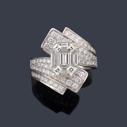  Anillo con dos brazos contrapeados con diamantes talla brillante y baguette de aprox. 2,24 ct en total.