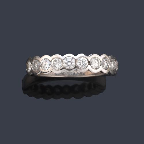  Media alianza con banda de brillantes de aprox. 0,99 ct en total.
