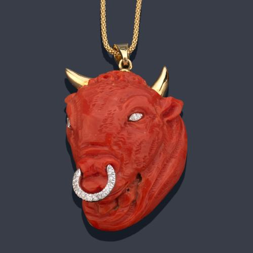  Colgante con motivo de cabeza de toro realizada en coral rojo con detalles de diamantes talla marquís y brillante de aprox. 0,18 ct en total.