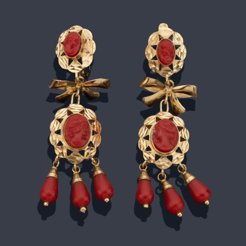 Pendientes largos con doble motivo en forma de camafeo realizado en coral, con lazo central y montura de oro amarillo de 18K. S. XIX.