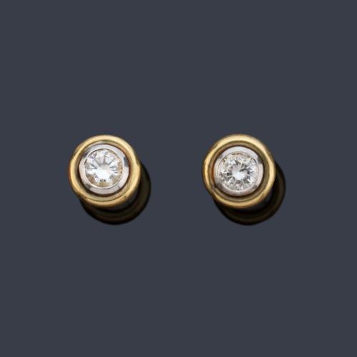 Dormilonas con pareja de brillantes de aprox. 0,50 ct en total en montura de oro amarillo de 18K con doble chatón.