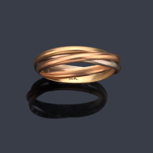Triple alianza realizado en oro blanco, rosa y amarillo de 18K.
