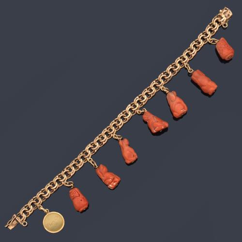 Pulsera con eslabones barbados y siete motivos de animales realizado en coral.