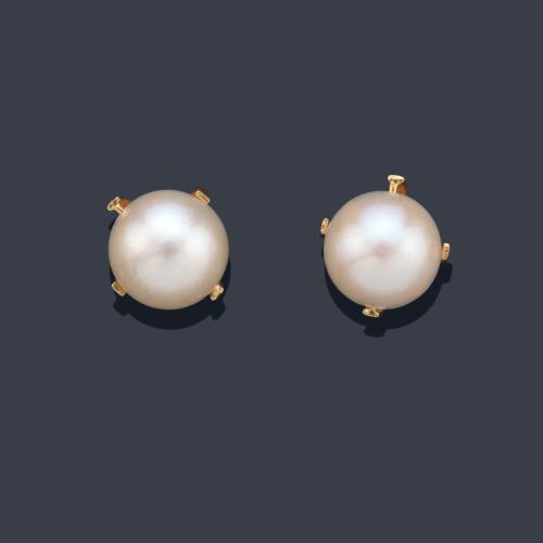 Pendientes cortos con pareja de perlas cultivadas de aprox. 7,15 - 7,03 mm en montura de oro amarillo de 18K.